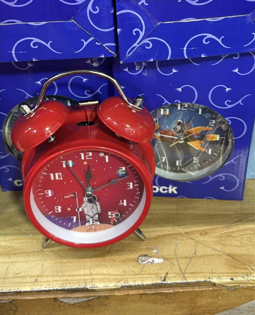 Réveil vintage rouge avec motif astronaute