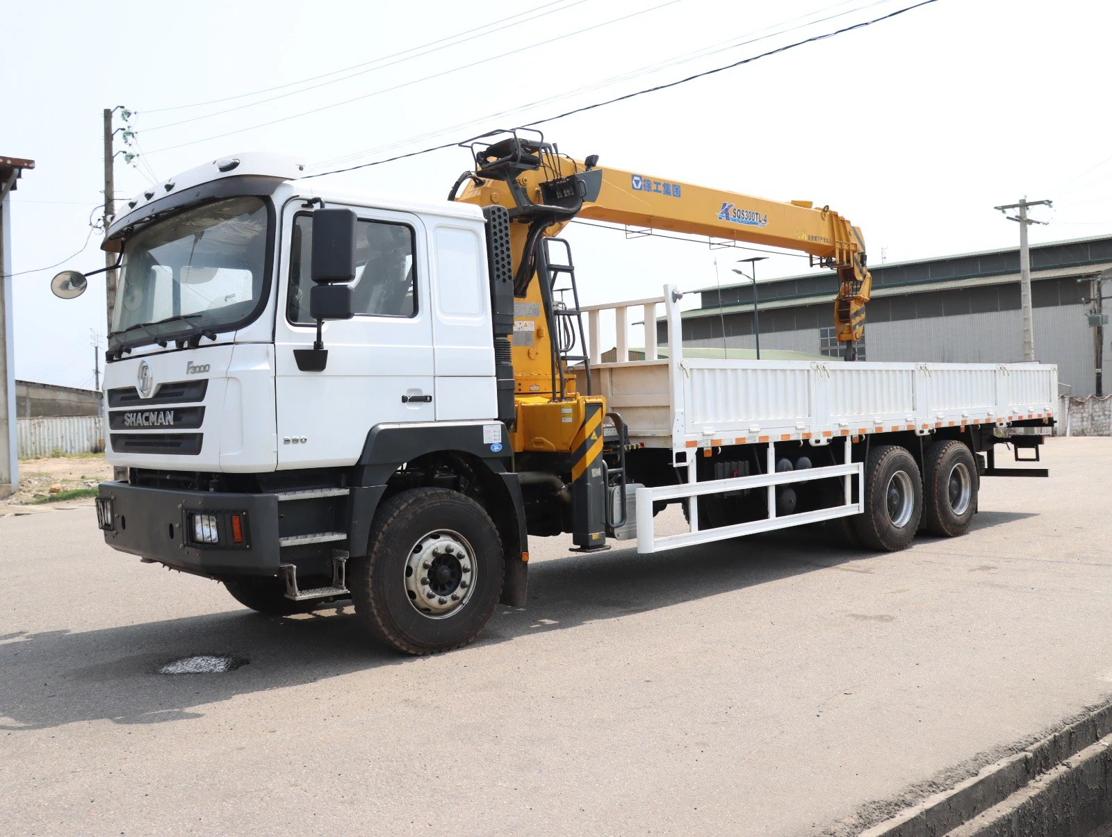 Camion utilitaire avec grue de levage
