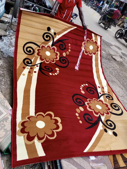 Tapis décoratif rouge et beige à motifs floraux