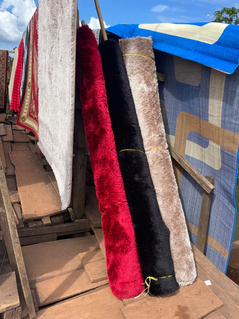 Tapis moelleux en rouleau de différentes couleurs