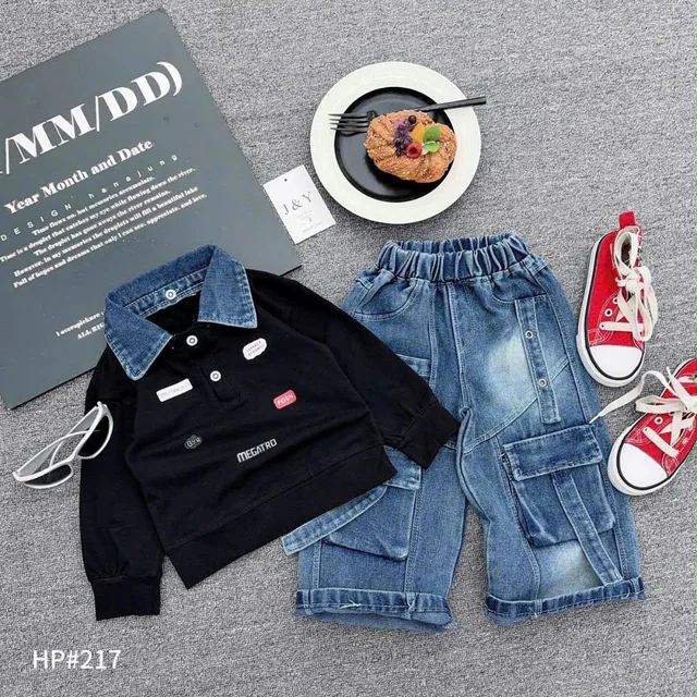 Ensemble vêtements enfant avec hauts colorés et shorts en jean