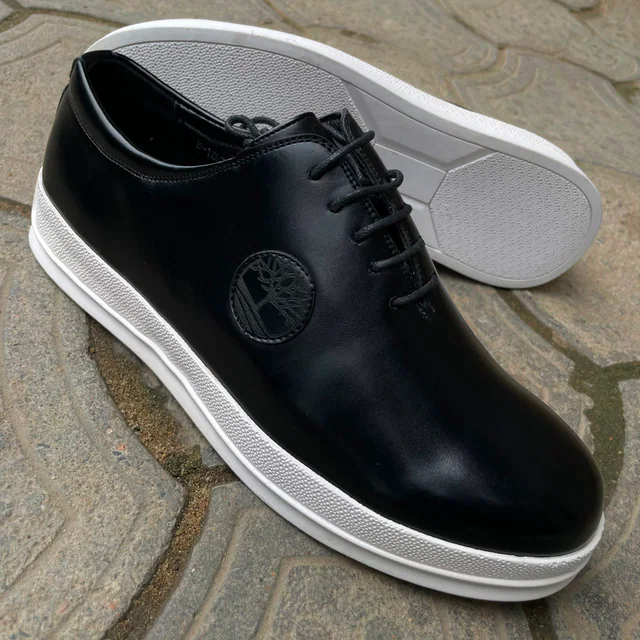 Chaussures en cuir noires avec semelle blanche